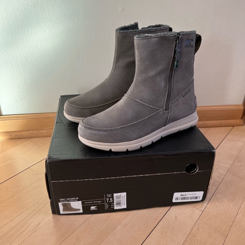 Sorel Women's Sorel Explorer Zip Boot - Rain & Snow Waterproof size 7.5. NWB!